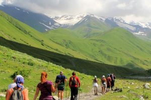 When traveling, whether, with your family or solo, one of the best things to do is to get out there and go hiking. Use our Beginners Guide to hiking to get started! #hiking #ourroaminghearts #outdoors #fulltimetravelers #parttimetravelers | Getting started Hiking | Full-time Travelers | Part-Time Travelers | Hiking Facts