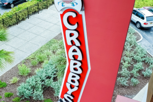 We went to Crabby's Dockside in Clearwater Florida for lunch. These are our tips and the inside scoop on the restaurant and what you need to know. #ourroaminghearts #crabbysdockside #clearwater #florida | Crabby's Dockside | Restaurants in Clearwater | Florida | Places to Eat in Clearwater