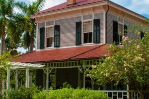 Edison Ford Winter Estates is one of the most fun and educational places you can visit. It's a Southwest Florida hidden gems! Here is what you need to know. #florida #travel #edisonford #edisonfordestate #ourroaminghearts | Travel Florida | Florida | Edison Ford | Edison Ford Estate