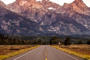 No matter what stretch of pavement you decide to take, you are in for a treat. Here’s a look at some of the Grand Teton National Park scenic drives. #grandtetons #nationalpark #scenicdrive #ourroaminghearts #wyoming | Wyoming | Grand Tetons National Park | National Parks | Scenic Drives | Grand Tetons