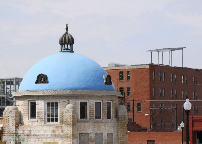 There are plenty of fun things to do in Tulsa without spending a dime. From exploring the outdoors to checking out local attractions, you can have a great time without breaking the bank. So get out there and explore everything Tulsa has to offer! #ourroaminghearts #tulsa #oklahoma #freethingstodointulsa #frugaltravel #travelwithkids | Tusla Travel | Oklahoma Travel | Frugal Travel | Free things to do | Things to do in Tulsa |